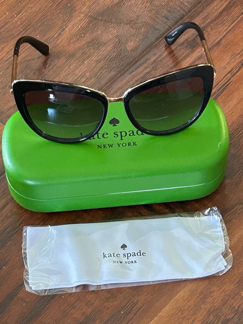 KATE SPADE Black Cat-Eye Sunglasses with CASE EUC